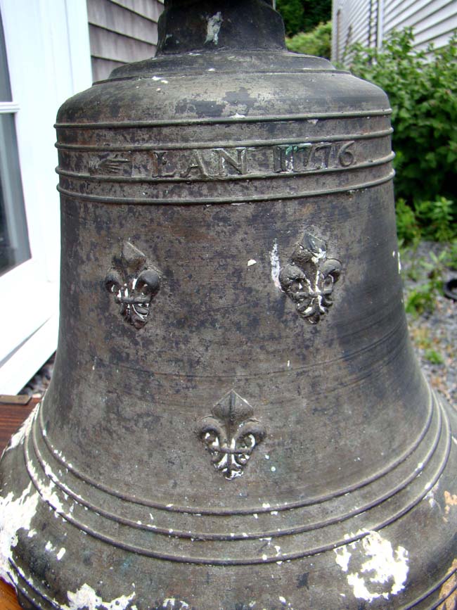 SALVAGED FROM A SHIPWRECK!! A fabulous ship's bell dated 1776. — image 4